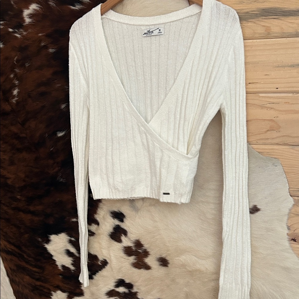 EUC Hollister White Ribbed Knit Sweater Size M